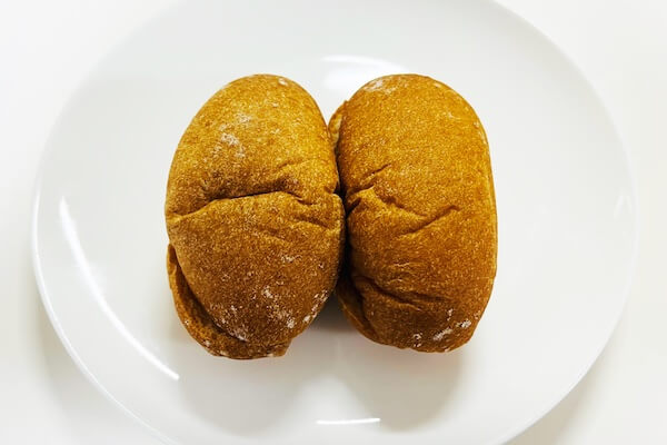 ローソン　低糖質パン　NL もち麦のあんフランスパン（2個入）発酵バター入りマーガリン使用　盛り付け