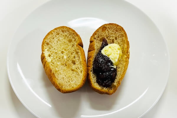 ローソン　低糖質パン　NL もち麦のあんフランスパン（2個入）発酵バター入りマーガリン使用　断面