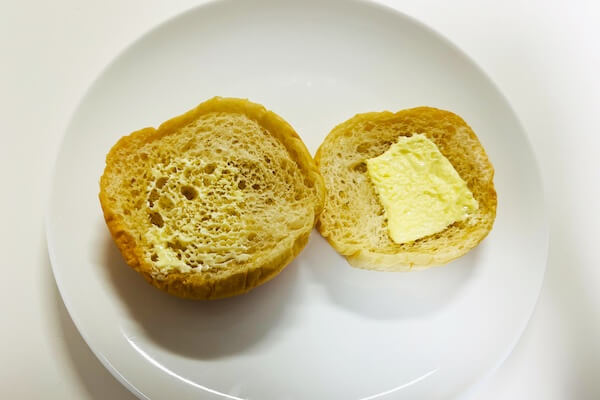ローソン　低糖質パン　もち麦ぱんバター入りマーガリンサンド（2個入）　断面