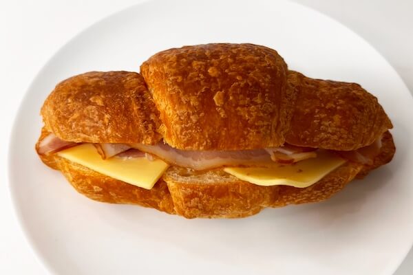 セブンイレブン　低糖質パン　クロワッサンサンド ベーコン&チーズ