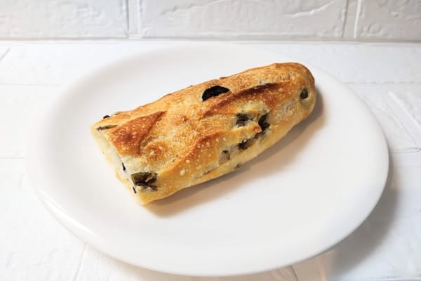 パンスク　Boulangerie FUKUSUKE　バゲット・オゥ・ゾリーブ（1/2）