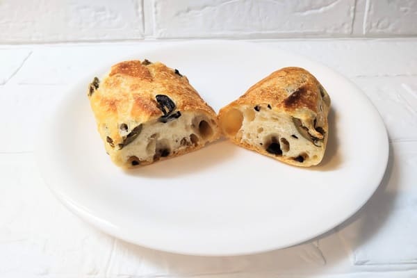 パンスク　Boulangerie FUKUSUKE　バゲット・オゥ・ゾリーブ（1/2）