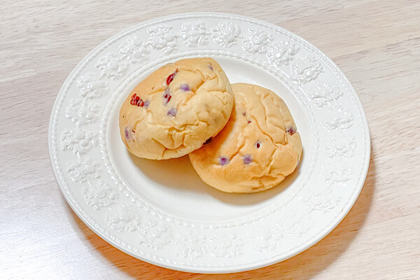 ローソン 低糖質パン NL もちもちしたパン チーズクリーム&ダブルベリー(2個入) 盛り付け