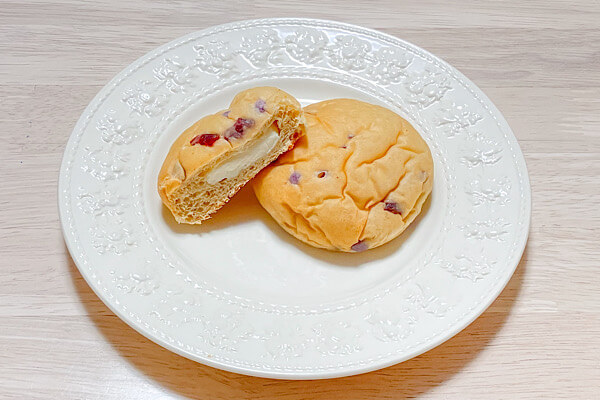 ローソン 低糖質パン NL もちもちしたパン チーズクリーム&ダブルベリー(2個入)断面