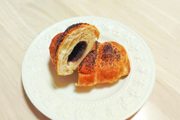 コンビニ　ローソン　あんクロワッサン　盛り付け