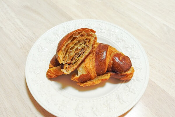 コンビニ　クロワッサン　ファミリーマート　【安食雄二シェフ監修】　アールグレイクロワッサン　ショコラオレンジ　盛り付け