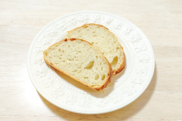 コストコ　新商品　ブラックペッパー＆スイスチーズブレッド　盛り付け